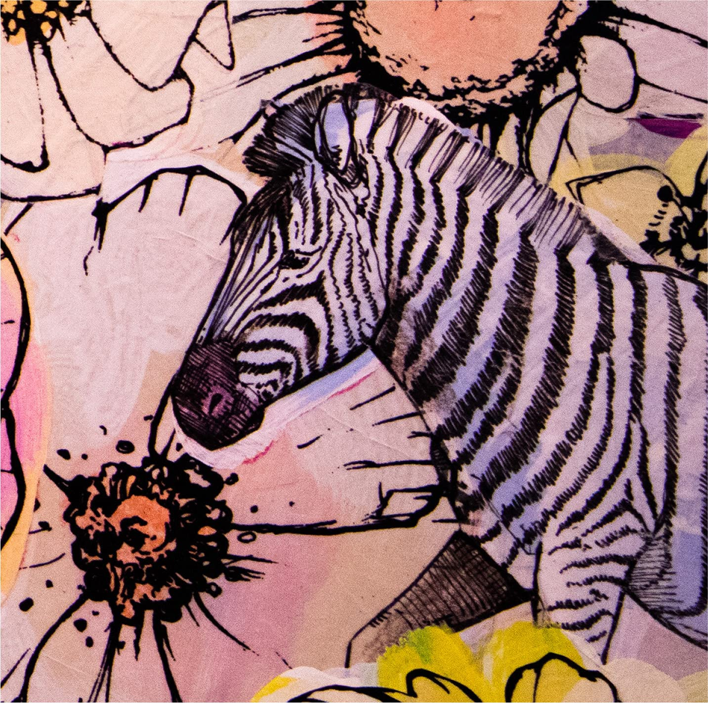 Egy zebra feje fekete-fehér csíkokkal virágmintás háttéren.