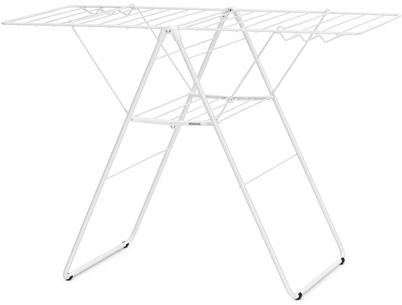 Un étendoir à linge blanc pliable.