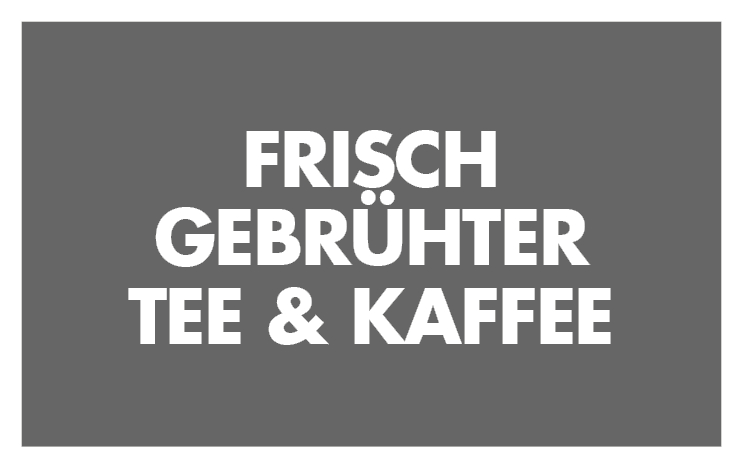 Text auf grauem Hintergrund: FRISCH GEBRÜHTER TEE & KAFFEE in weißen, fetten Buchstaben.