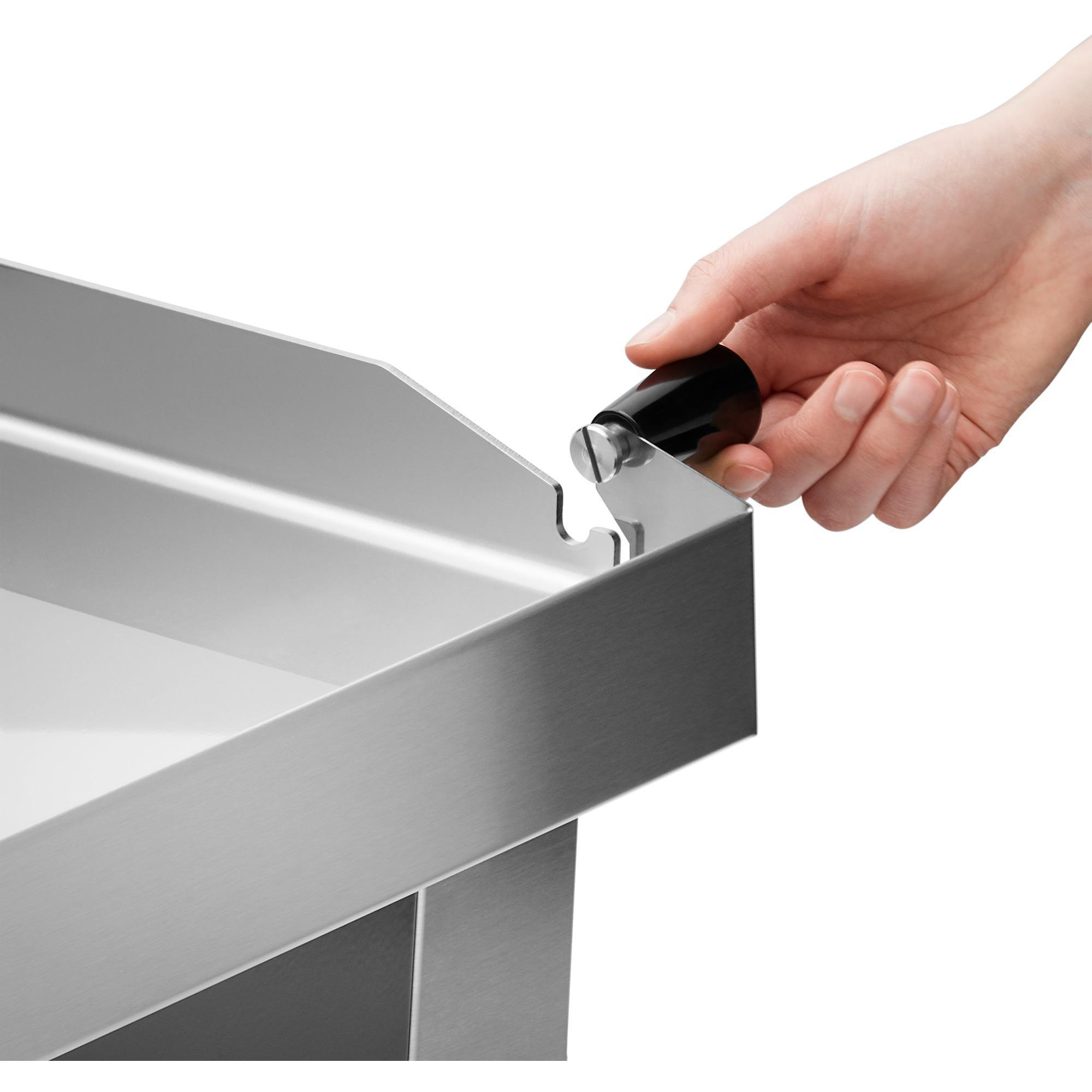 Hand dreht einen Knopf auf einer Metalloberfläche. Weißer Hintergrund.