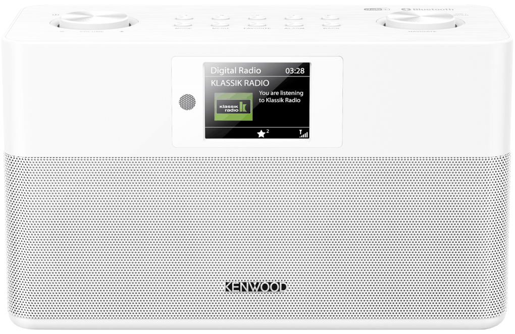 Witte Kenwood digitale radio met een scherm. Het scherm toont een radiostationlogo en de tijd.