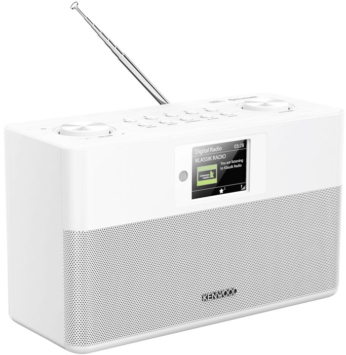 Witte radio met een display met radio-informatie. Het heeft een antenne en luidsprekergaten.