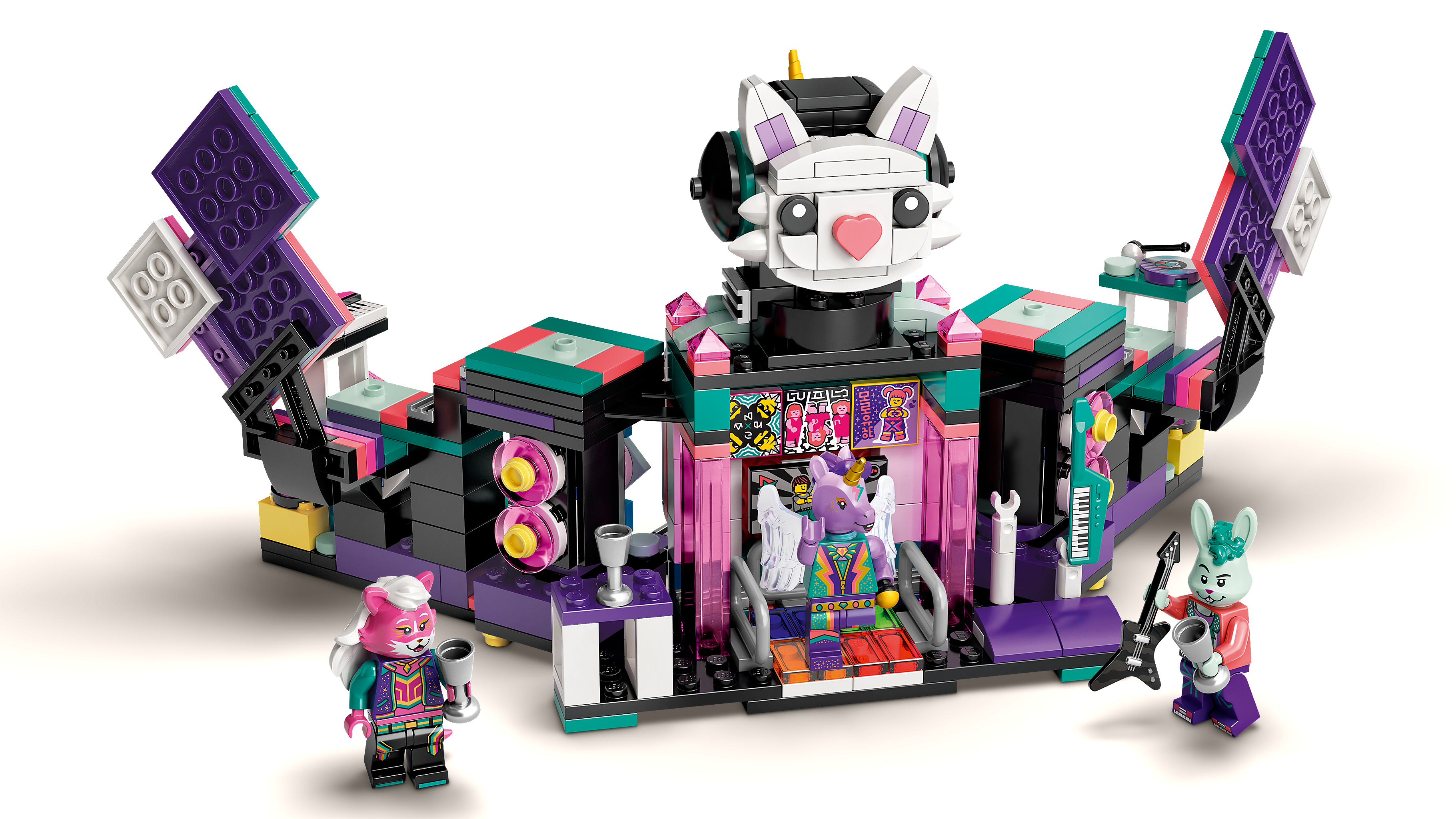 Lego-Bühne mit Katzen- und Kaninchenfiguren. Bunt, mit Bühnenelementen und Figuren.