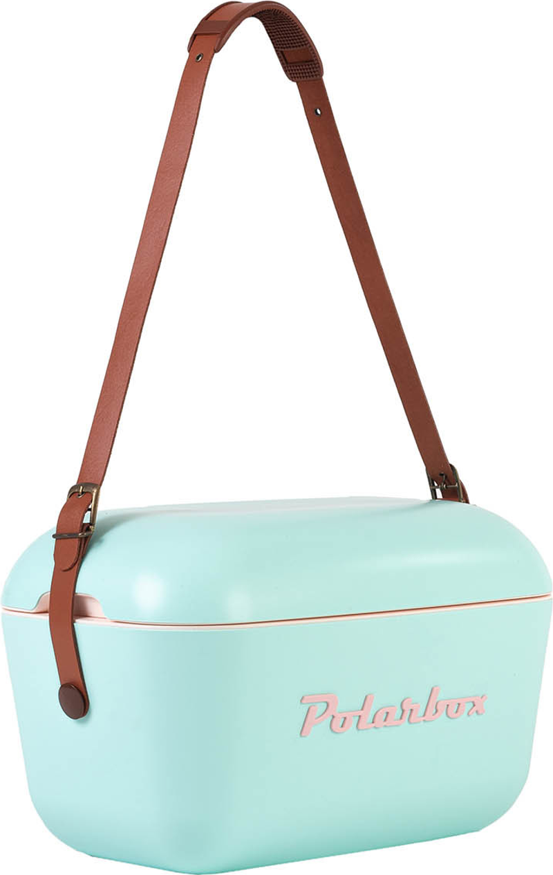 Minzgrüne Kühltasche mit braunem Riemen, mit Verschluss geschlossen und pinkem Logo.