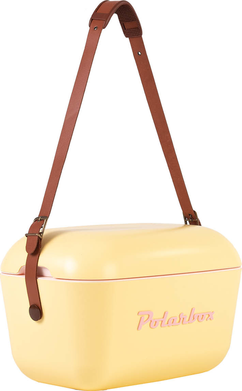 Gelbe Kühltasche mit braunem Riemen. Rosa Text 'Polarbox' auf der Kühltasche.