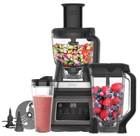 Ninja-Küchenmaschine mit gehacktem Gemüse, Smoothie und mit Früchten gefülltem Mixer. Klingen und Zubehör sind ebenfalls vorhanden.