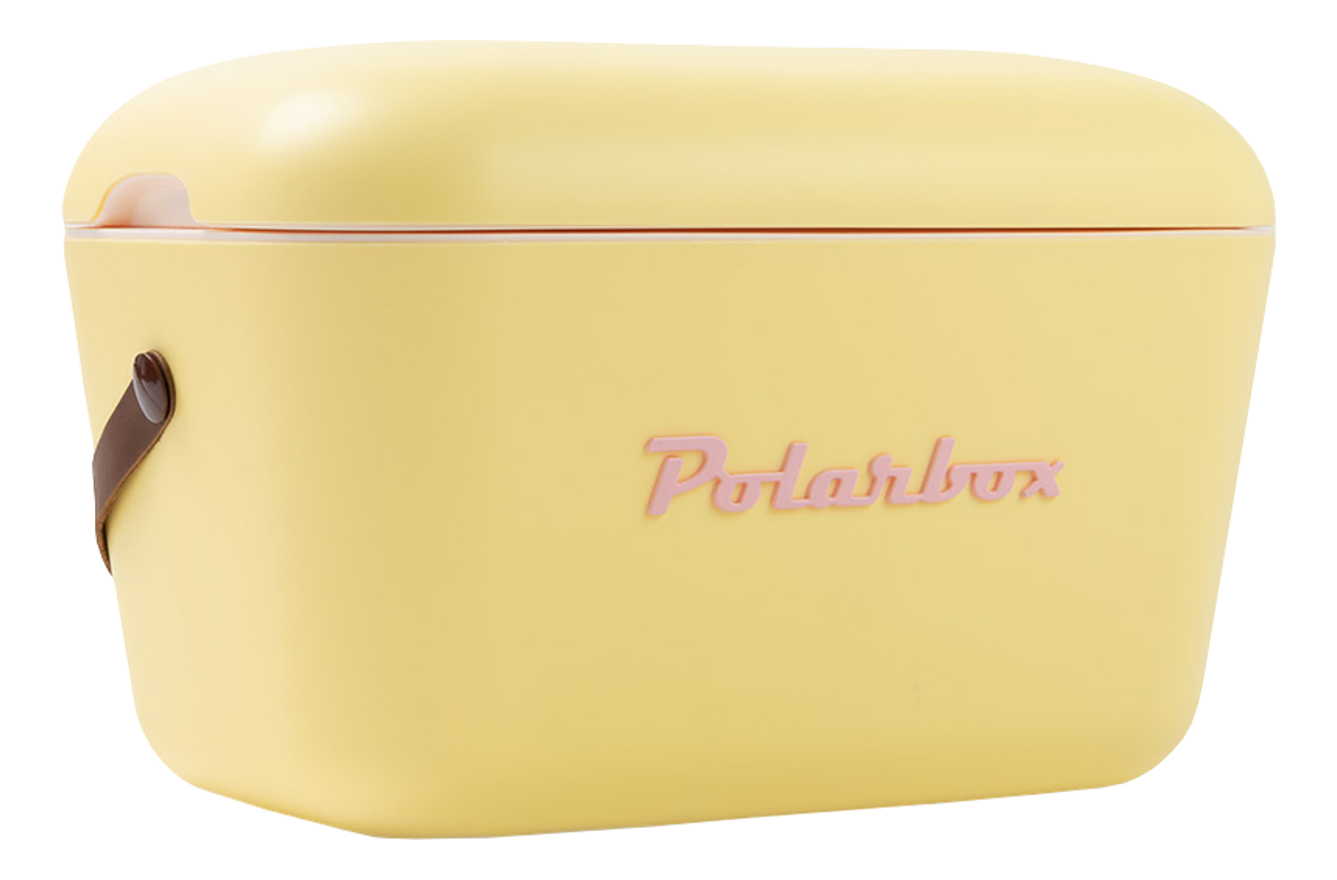 Une glacière Polarbox jaune avec un logo rose et une poignée marron.
