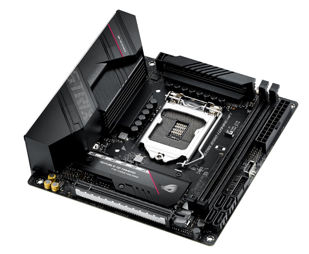 Mainboard mit CPU-Sockel, schwarzen und roten Akzenten. ROG-Branding und mehrere Anschlüsse sichtbar.