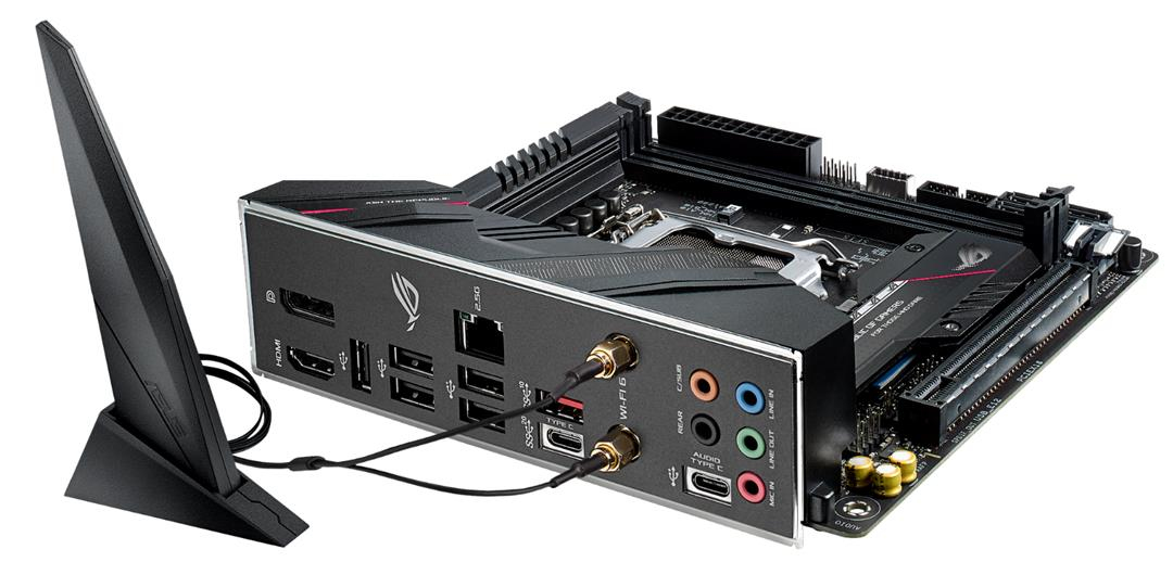 Schwarzes Motherboard mit Antenne und verschiedenen Anschlüssen, weißer Hintergrund.