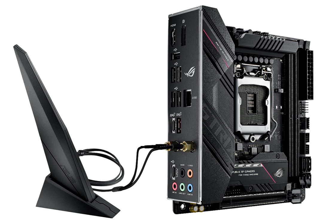 Ein Computer-Motherboard und eine Antenne. Kabel verbinden die beiden.