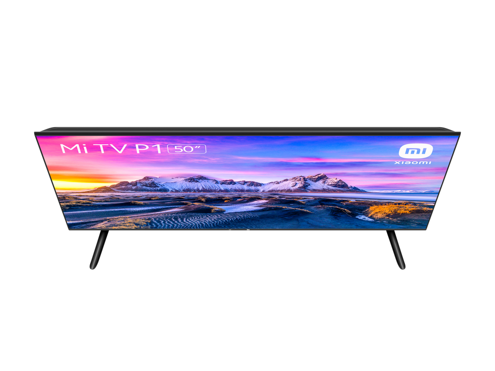 Televisor Mi TV P1 de 50 pulgadas. Es negro con un marco delgado y se apoya en dos patas. Fondo escénico.