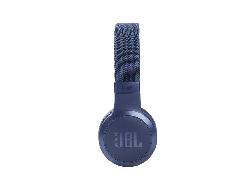 Auriculares JBL azules. Tienen el logotipo de JBL en el auricular y el texto LIVE en la parte superior.