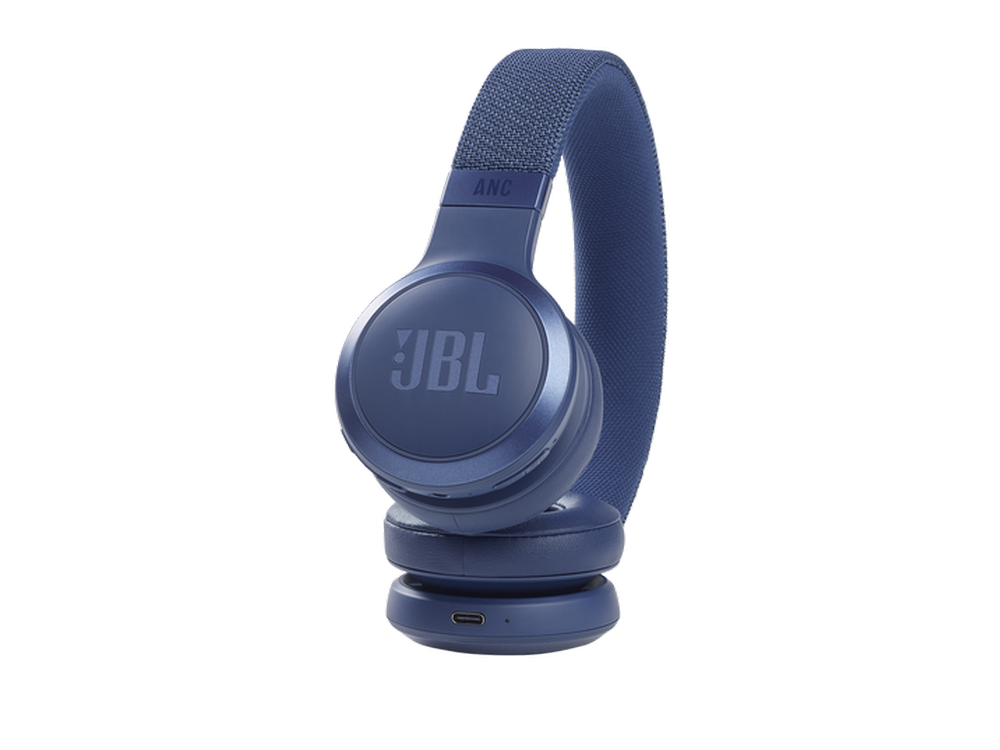 Auriculares JBL azules sobre un fondo negro. Los auriculares son de estilo over-ear.