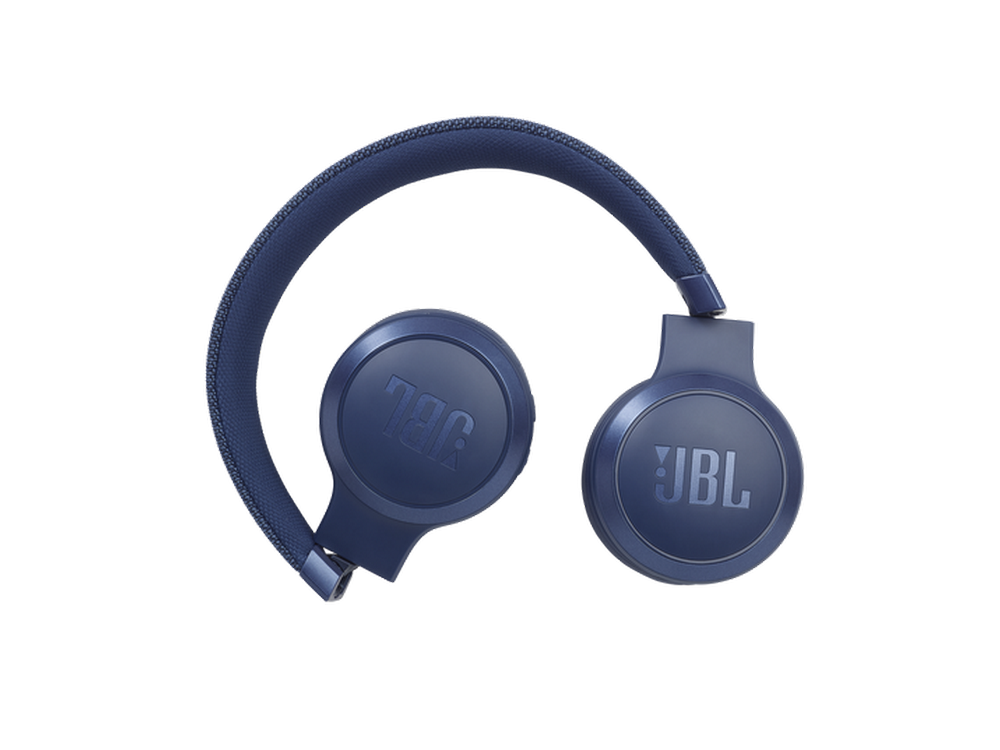 Auriculares plegados de color azul oscuro con el logotipo de JBL, sobre un fondo blanco.