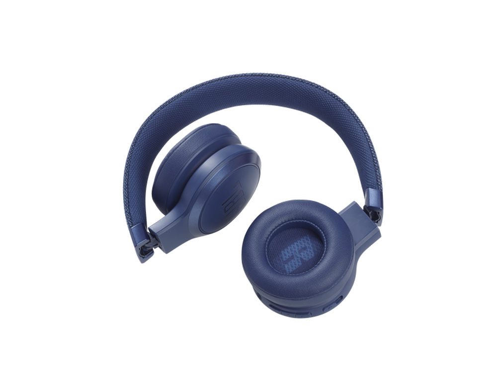 Auriculares JBL azules plegados sobre una superficie blanca.