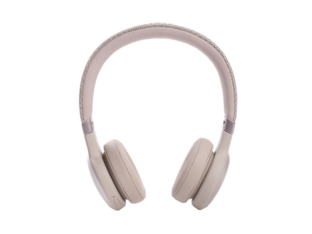 Auriculares color beige sobre un fondo blanco.