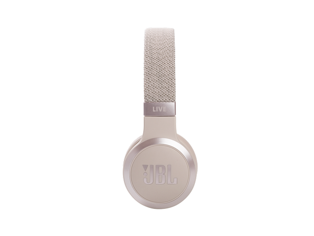 Auriculares JBL, color beige claro. La diadema y las almohadillas son visibles. Aislados sobre fondo blanco.