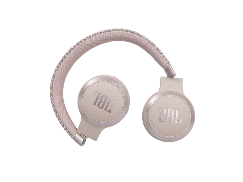 Auriculares JBL beige plegables con el logotipo de la marca en las orejeras, sobre fondo blanco.