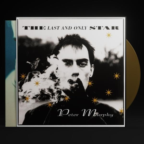 Fekete-fehér Peter Murphy album borítója szöveggel. Egy férfi szivart szív csillagokkal.