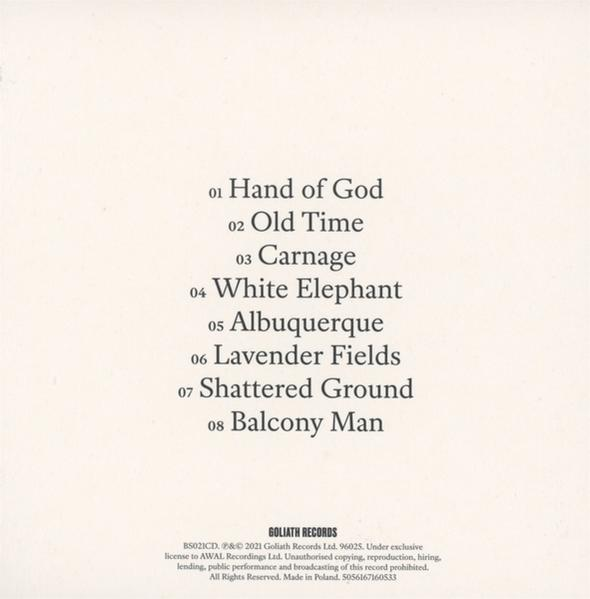 Rückseite des Albums mit Titelliste, weißer Text auf Beige.