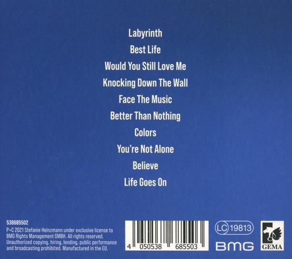 Ein CD-Cover mit Songtiteln und einem weißen Barcode auf dunkelblauem Hintergrund.