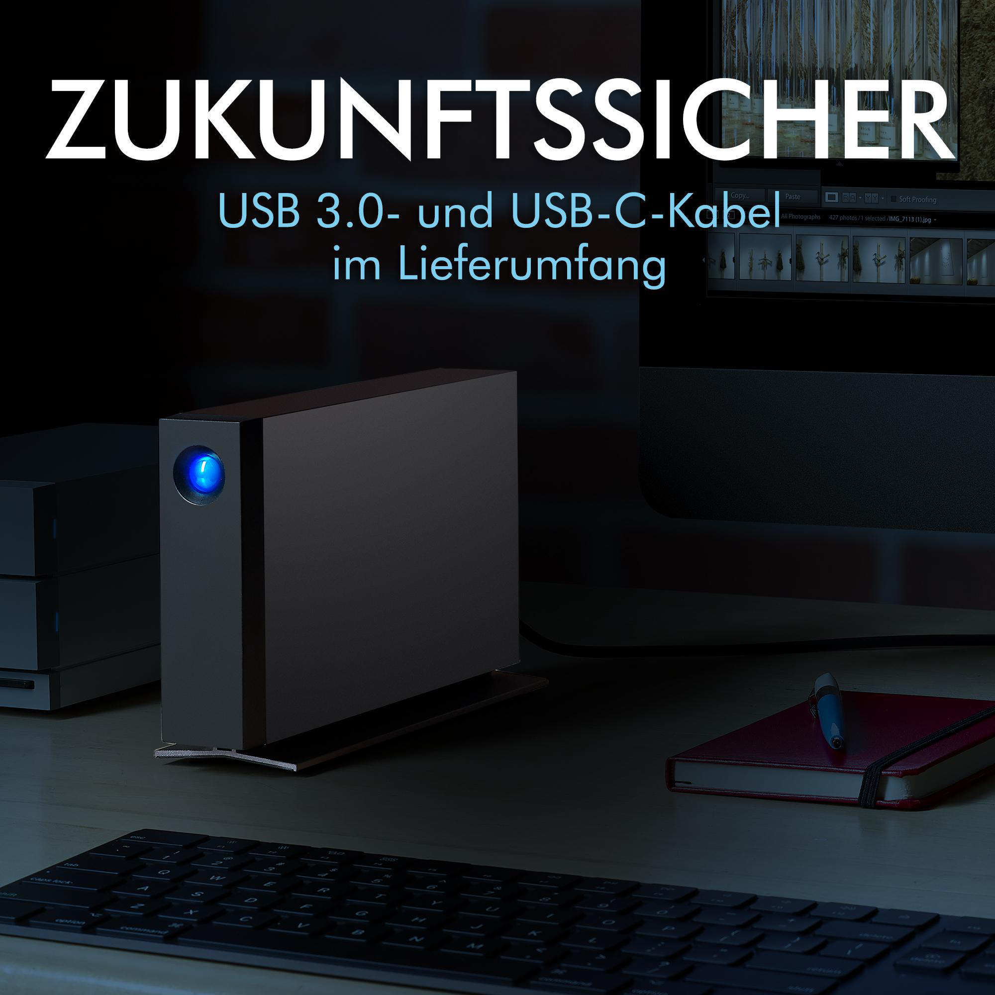 Dunkles Speichergerät mit blauem Licht. Es steht auf einem Schreibtisch mit Tastatur, Notizblock und Monitor.