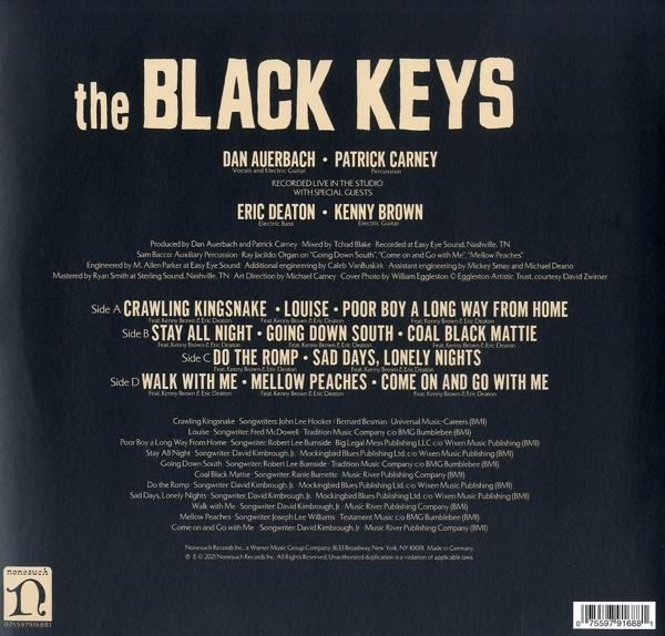 A The Black Keys albumjának hátlapja. A számlista és a stáblista fehér háttéren található.