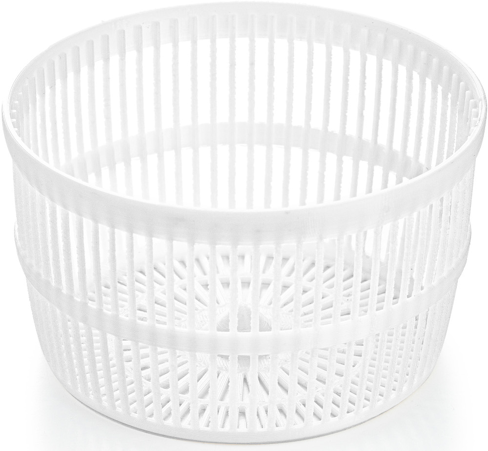 Une passoire en plastique blanc avec des fentes verticales et une base à motifs, vue latérale.