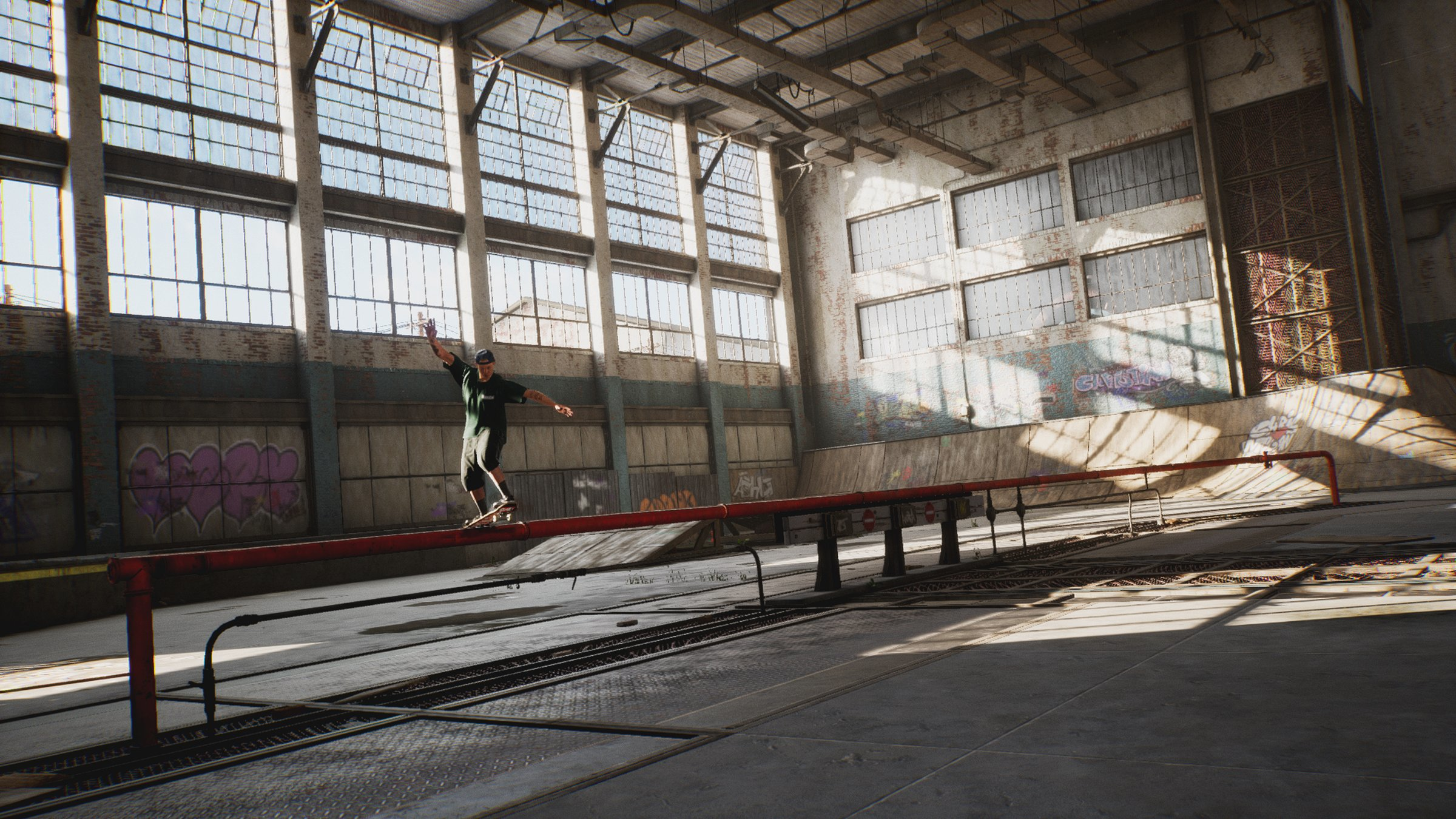 Skateur s'équilibrant sur un rail dans un skatepark couvert de graffitis.