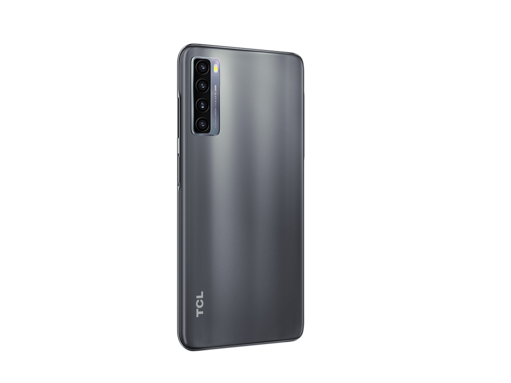 Smartphone TCL, parte trasera gris, múltiples cámaras, fondo negro.