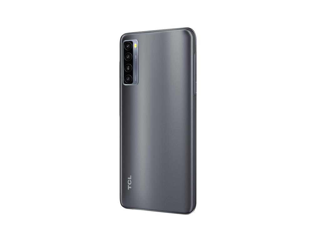 Un smartphone TCL gris oscuro, visto desde la parte trasera, con una configuración multicámara.