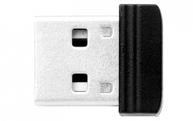 Egy USB dongle közelképe. Ezüst csatlakozóval és fekete műanyag véggel rendelkezik.