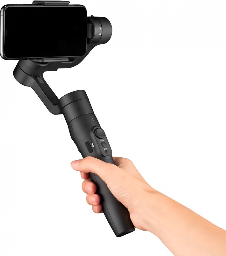 Eine Hand hält einen schwarzen Smartphone-Gimbal. Das Telefon ist montiert und zeigt einen schwarzen Bildschirm.