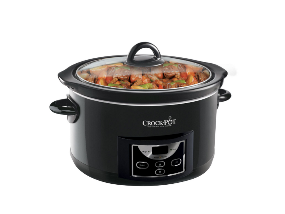 Una olla de cocción lenta Crock-Pot negra con comida dentro y tapa de vidrio.