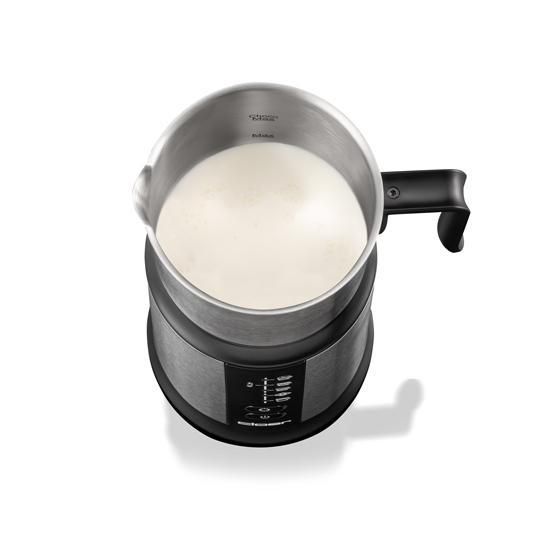 Ein Milchaufschäumer, gefüllt mit Milch, von oben gesehen.