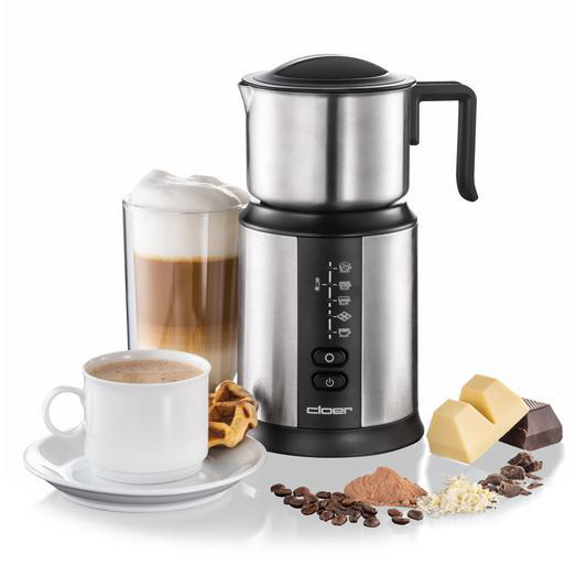 Milchaufschäumer mit Kaffee, Schokolade, Waffel und Kaffeebohnen.