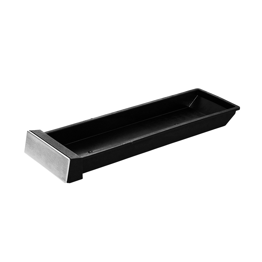 Eine schwarze Kunststoffschale mit einer silbernen Metallkante an einem Ende.