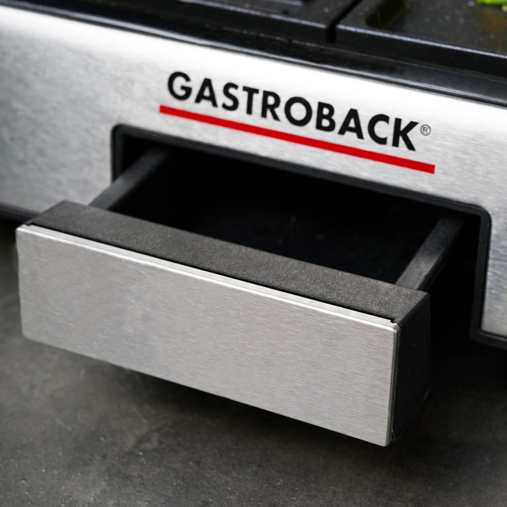 Silberner Gastrobak-Grill mit herausgezogener Schublade. Der Markenname ist sichtbar.