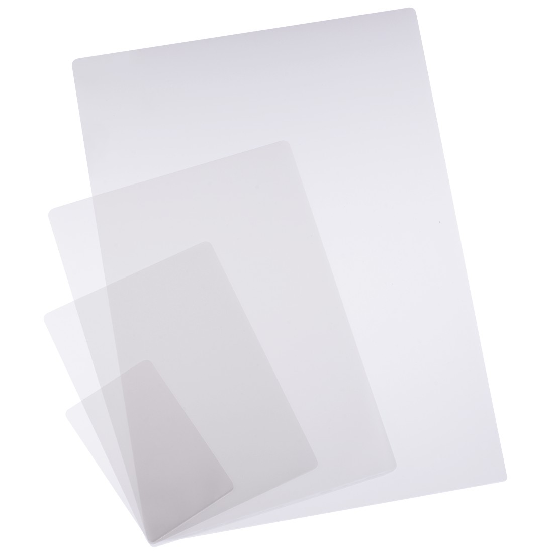 Drei transparente Kunststoffplatten überlappend und angewinkelt auf weißem Grund.