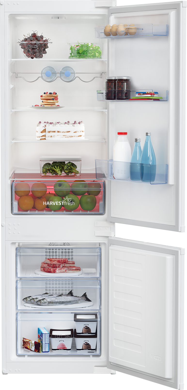 Weißer Kühlschrank mit geöffneter Tür. Enthält Lebensmittel in Regalen und Schubladen.