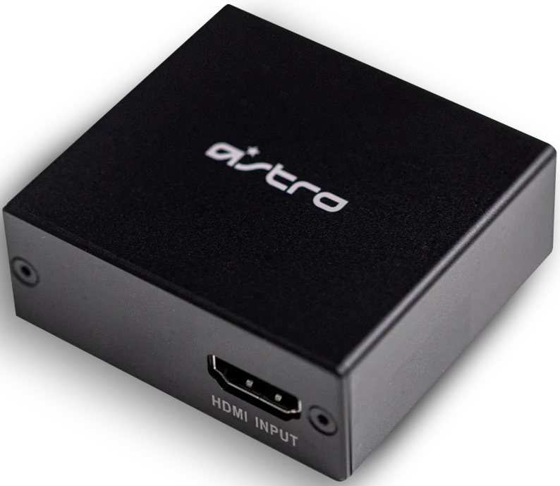Un appareil d'entrée HDMI Astro noir. Il porte le logo Astro sur le dessus. Un port d'entrée HDMI est visible. Le fond est noir.