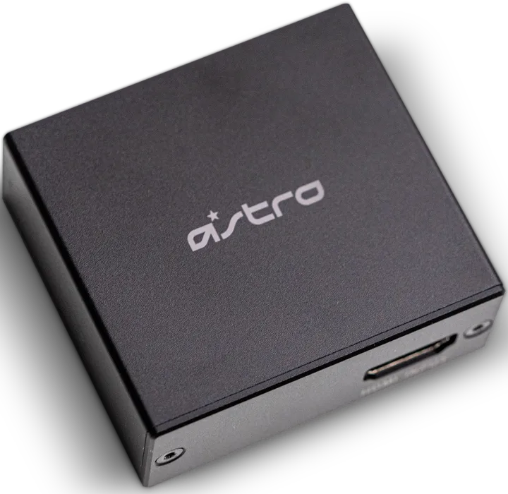 Un appareil de jeu Astro noir avec le logo de la marque. C'est une boîte carrée avec un port sur le côté. Le fond est noir.