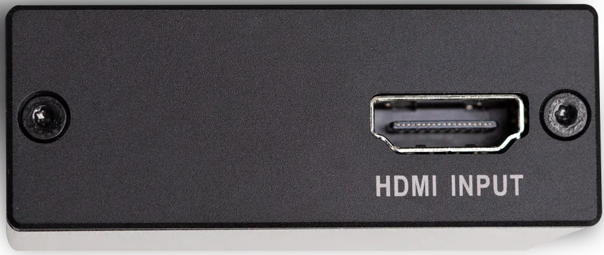 Gros plan d'un appareil noir avec une entrée HDMI. Le port est étiqueté et flanqué de vis.