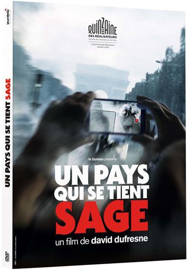 Pochette DVD : Une scène de film avec des mains tenant un téléphone, capturant un événement.