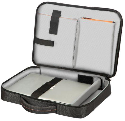 Nyitott fekete laptop tok laptopot tartalmaz. A tok rekeszekkel, fogantyúval és fekete pánttal rendelkezik. A belső szürke.