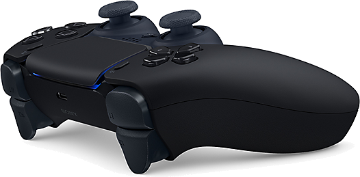 Een zwarte PlayStation-controller met blauwe accenten en twee analoge sticks staat omhoog op een wit oppervlak.