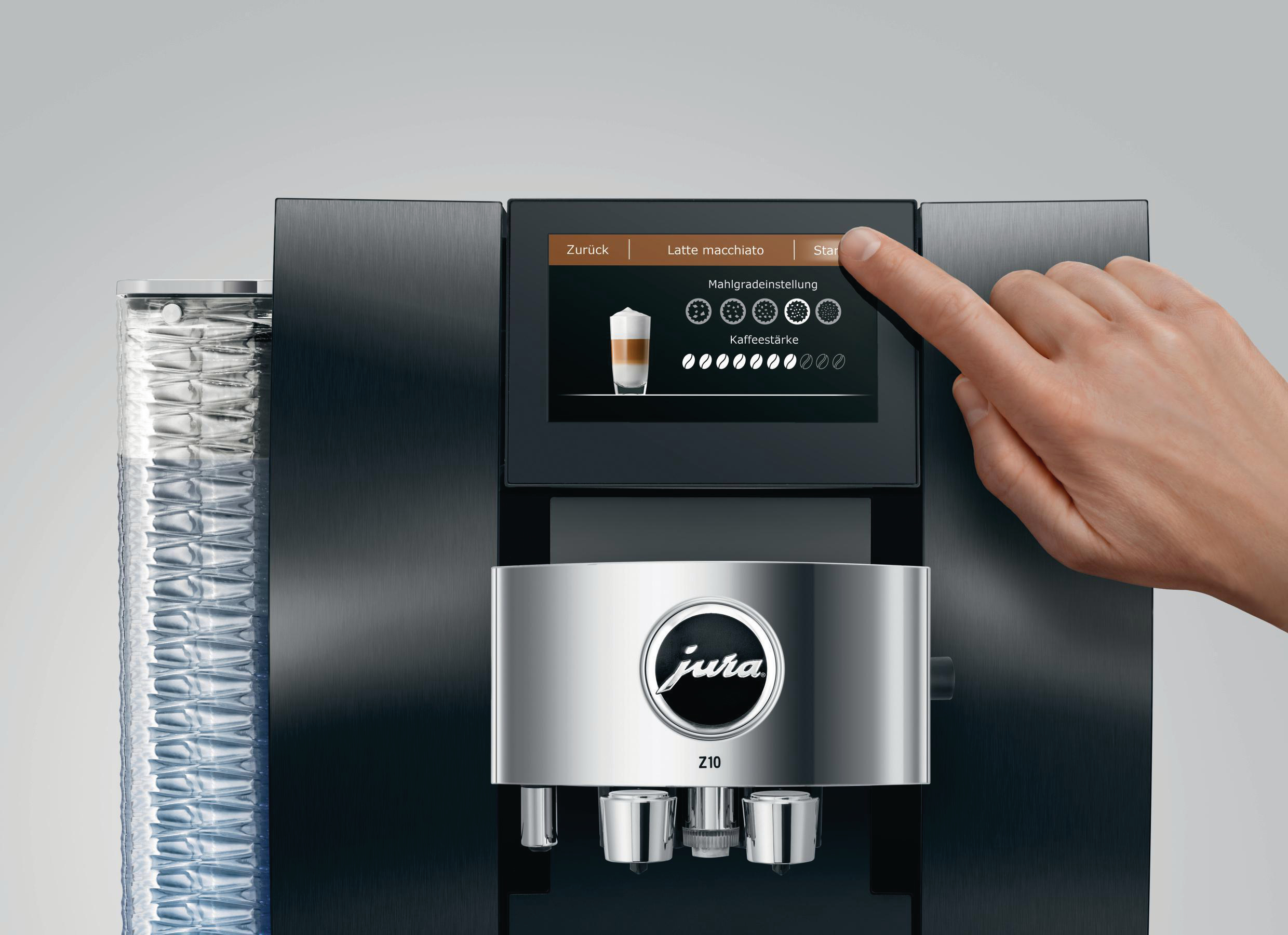 Espressomaschine mit Touchscreen. Hand berührt Bildschirm. Schwarz-Silber-Design. Kaffee-Symbol.