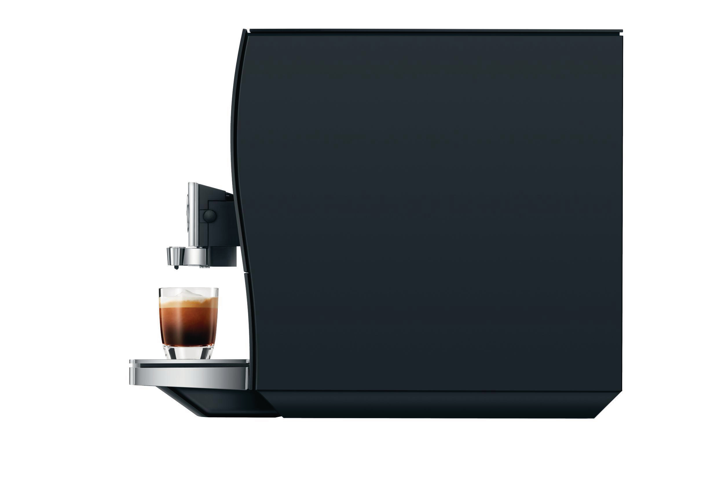Eine schwarze Kaffeemaschine mit einem Glas Kaffee. Der Kaffee ist teilweise sichtbar.