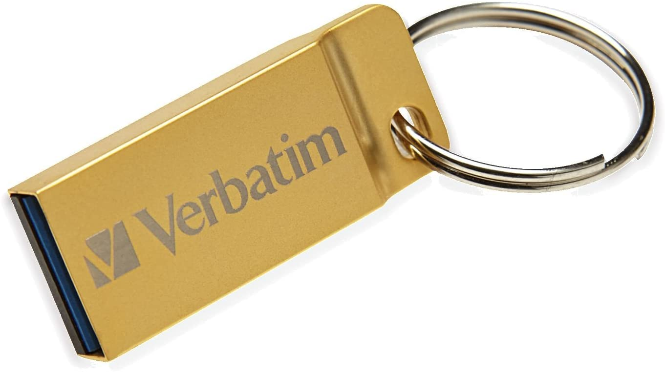 Arany Verbatim USB flash meghajtó kulcstartóval, fehér felületen fekszik.