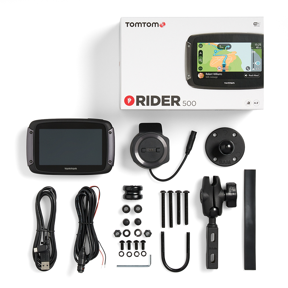 Ein GPS-Gerät und Zubehör auf einer weißen Oberfläche ausgebreitet. Die Box zeigt das GPS an.